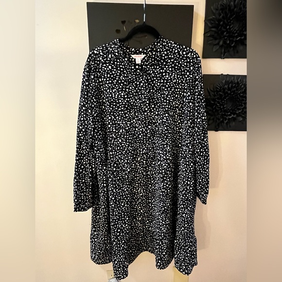 Black and white plus size dress tiered ruffles long sleeve very roomy no iron - Picture 1 of 6